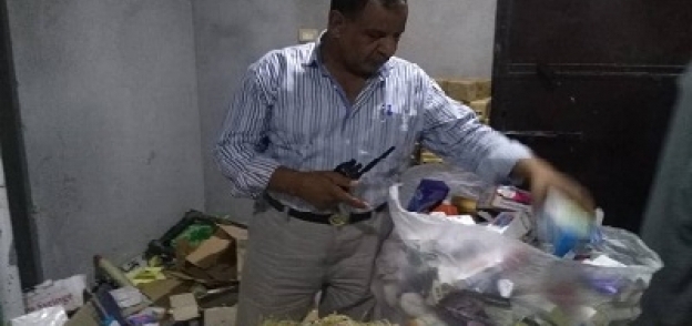 أحد ضباط الرقابة الإدارية أثناء معاينة الأدوية منتهية الصلاحية بمصنع أسيوط