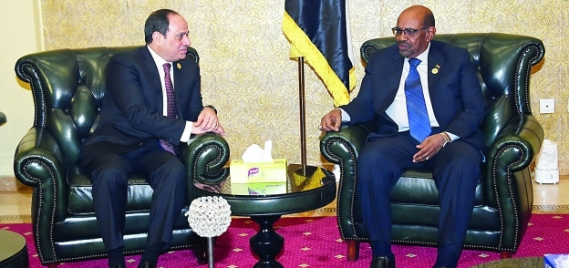 الرئيس عبدالفتاح السيسى ونظيره السودانى خلال لقائهما على هامش القمة