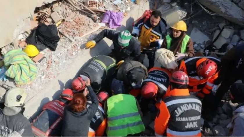إنقاذ ضحايا الزلزال في سوريا