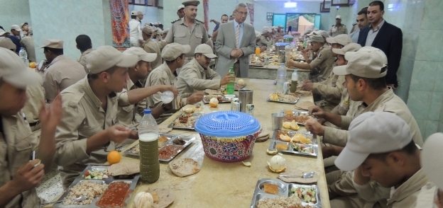 مدير امن المنيا يتابع افطار المجندين