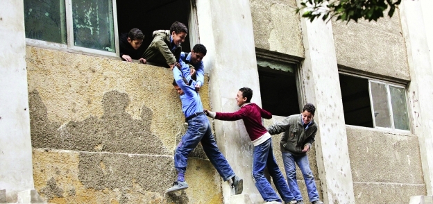 طلاب يحاولون الهروب عبر نوافذ الفصل