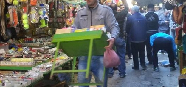 حملة مكثفة بأسواق حي الجمرك بالإسكندرية لرفع الاشغالات والتعديات