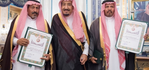الملك سلمان يمنح طالبين توفيا غرقا وسام الملك عبدالعزيز