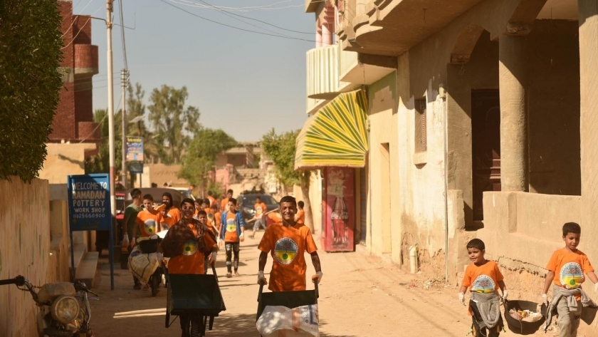 الأطفال أثناء حملة تنظيف قرية تونس السياحية بالفيوم