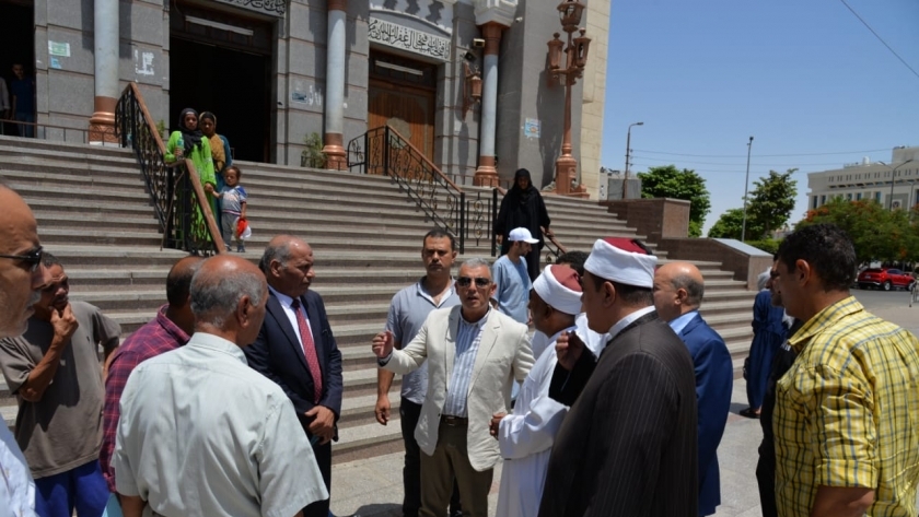 محافظ الإسماعيلية يستمع لمطالب المواطنين عقب صلاة الجمعة