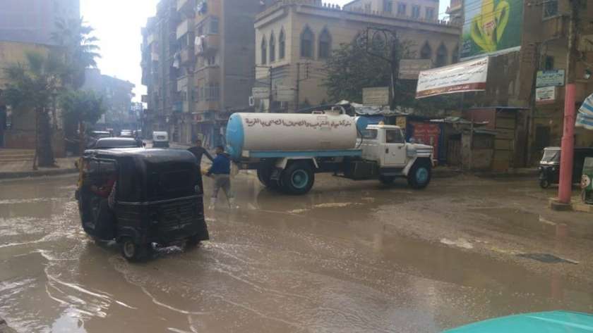 شفط مياه الأمطار من الشوارع لتسهيل الحركة المرورية