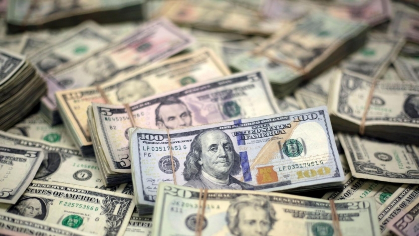 "بلومبرج": الدولار مرشح لمزيد من الخسائر عالميا