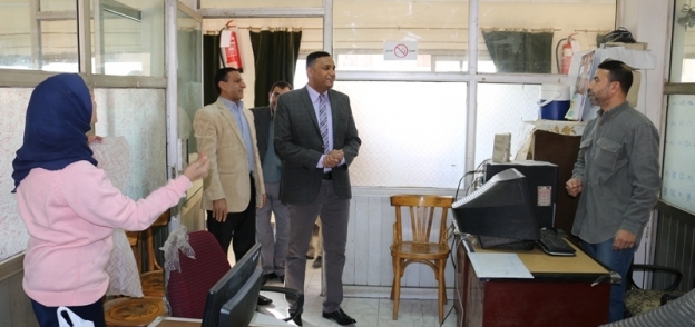 سكرتير عام محافظة المنوفية خلال تفقده إدارات الديوان العام