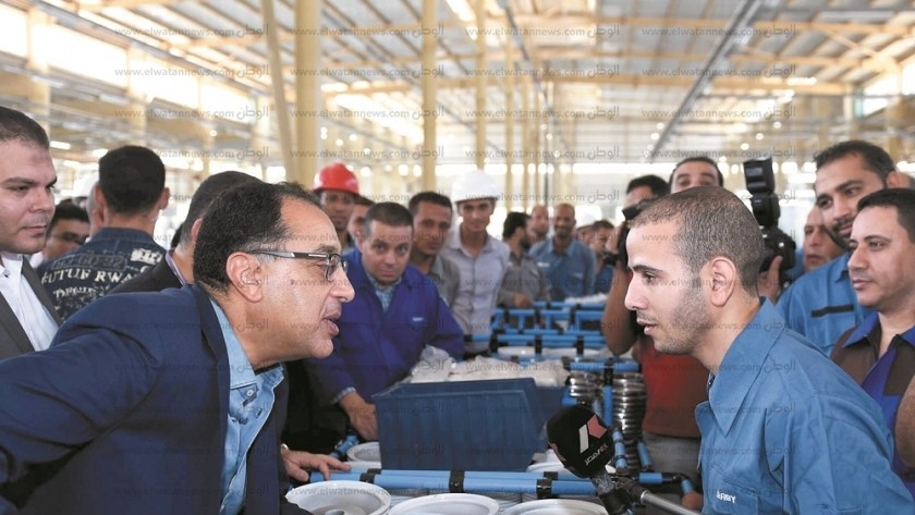 رئيس الوزراء خلال حديثه مع أحد عمال مُجمع مصانع العربى فى بنى سويف