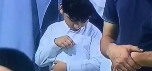 لقطة من فيديو الطفل اثناء صلاة العيد