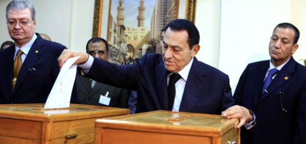 صورة أرشيفية لمبارك أثناء إدلائه بصوته في انتخابات سابقة
