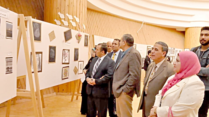 دسوقي يشهد معرض الفنون التشكيلية لـطلاب الجامعة