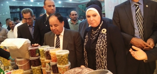 وزير المالية يتفقد معرض منتجات المشروعات الصغيرة في منيا القمح