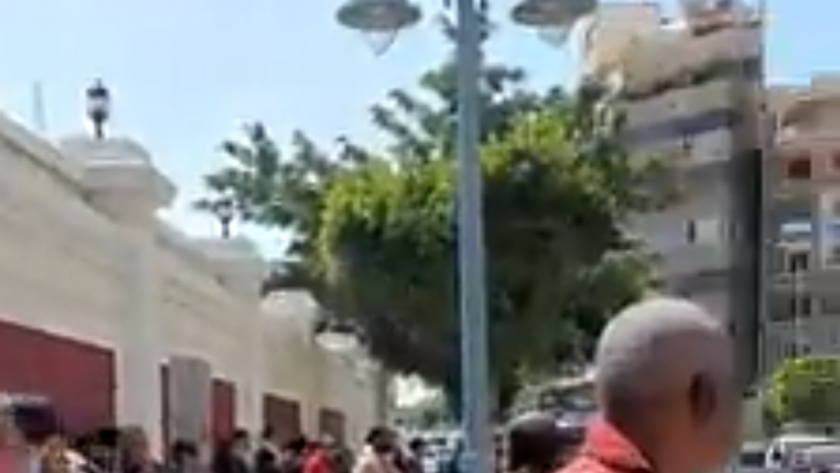 الليبيين امام القنصلية في الإسكندرية يطالبون بالجلاء