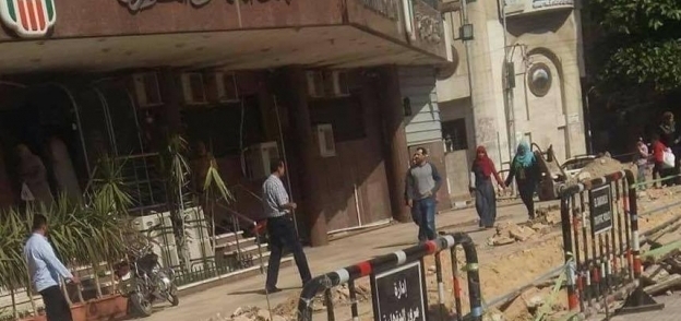 عمليات الحفر لبناء سور حول مبنى محافظة الدقهلية