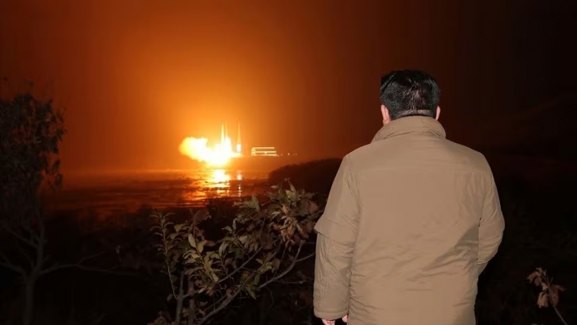 زعيم كوريا الشمالية يشاهد لحظة إطلاق أول قمر تجسس