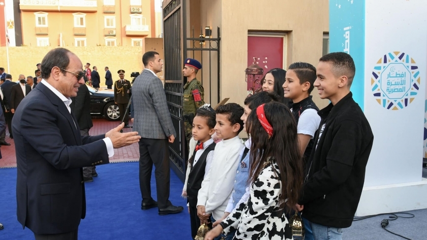 الرئيس السيسي خلال زيارته لحي الأسمرات