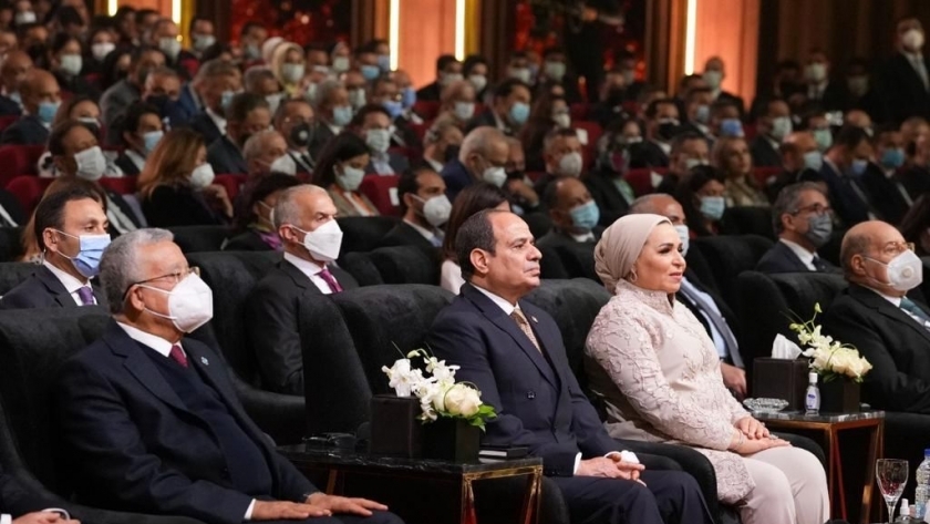 الرئيس عبدالفتاح السيسي وقرينته يشاهدان العرض الافتتاحي الدولي لمسرح شباب العالم
