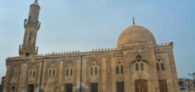 الواجهة الأمامية للمسجد تظهر حجم الإهمال