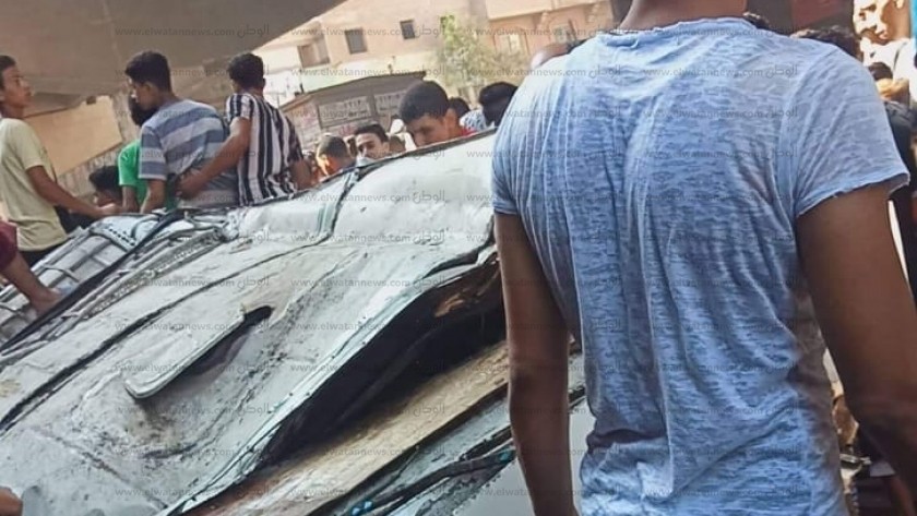 جانب من حادث انقلاب سيارة على كوبري صفط اللبن