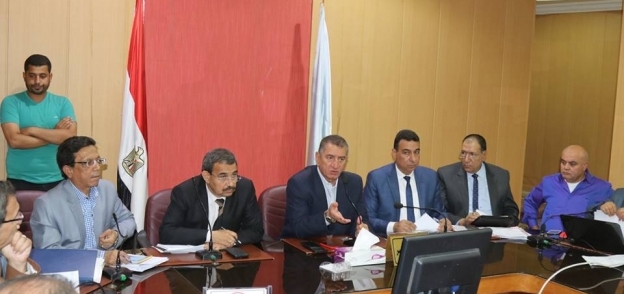 محافظ كفر الشيخ خلال إجتماع متابعة الخطة الإستثمارية