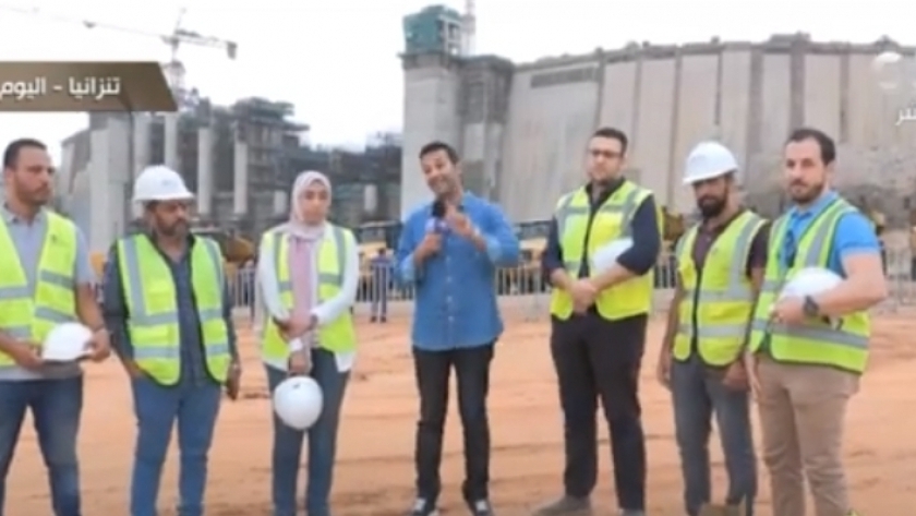 الإعلامي عمرو خليل مع مهندسي السد المصريين