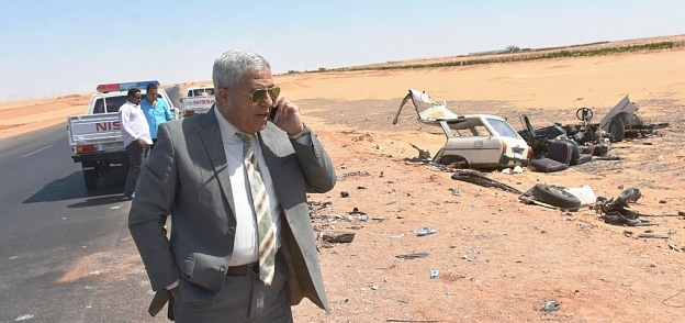محافظ أسوان بموقع حادث الصحراوي