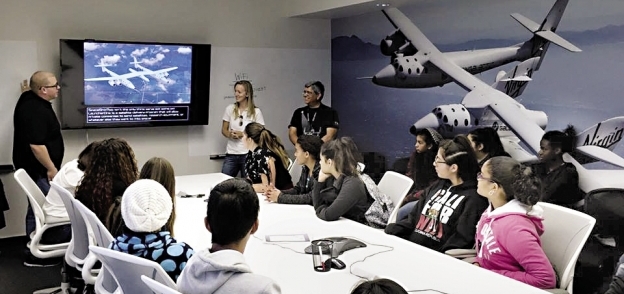 المشاركون فى دورة تدريبية قبل صعود الفضاء
