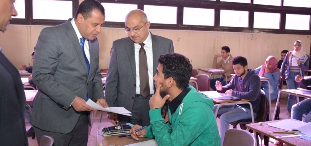 رئيس جامعة أسيوط ونائبه يتفقدان لجان الامتحانات بكلية التجارة