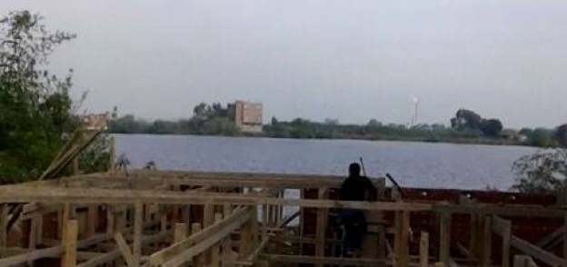 الوحدة المحلية بفارسكور تزيل مخالفات بناء حوائط على النيل
