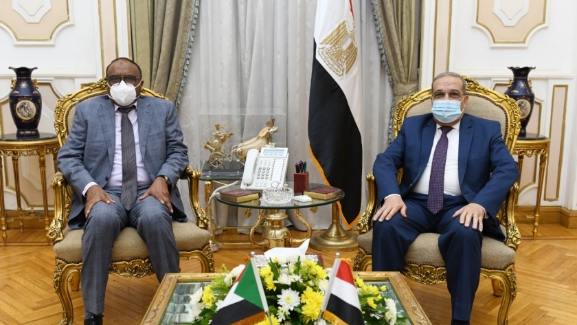 وزير الإنتاج الحربي مع مدير الصناعات الدفاعية السودانية