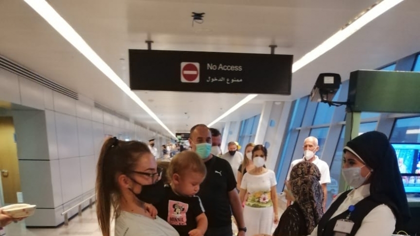 مطار القاهرة الدولي يودع عدد من المسافرين اليوم