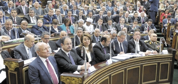 وزراء حكومة «إسماعيل» خلال إلقاء رئيس الوزراء البيان أمام البرلمان