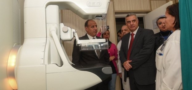 محافظ الإسكندرية يتفقد أعمال التطوير بمستشفى رأس التين العام ووحدة الرنين المغناطيسي بها