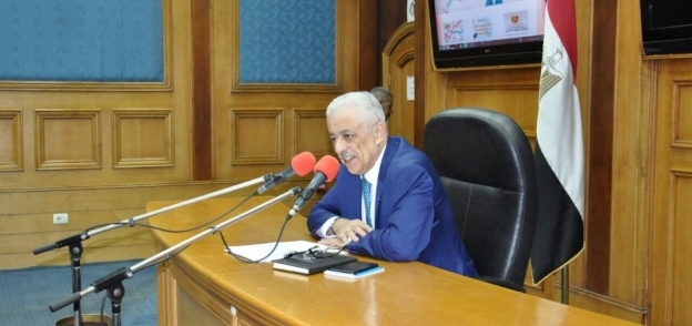 وزير التعليم خلال اجتماعه مع قيادات الوزارة
