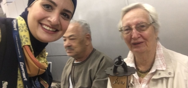 مصر للطيران توزع فوانيس رمضان على عملائها