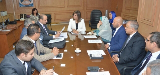 وزيرة الهجرة خلال اجتماعها باللجنة الوطنية لاعداد قاعدة بيانات المصريين بالخارج