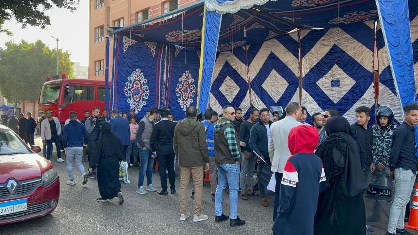 مواطنون أثناء الإدلاء بأصواتهم في أسيوط
