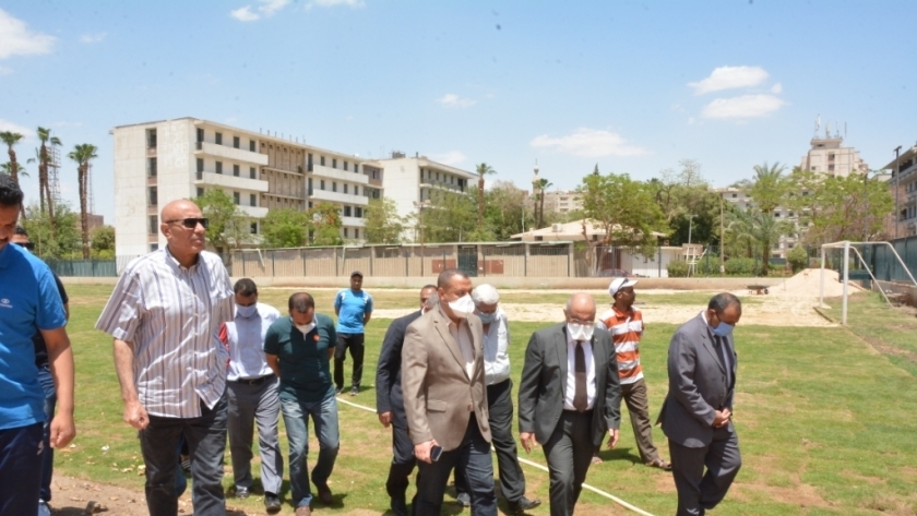 رئيس جامعة أسيوط يتفقد ملاعب المدينة الجامعية بعد تطويرها