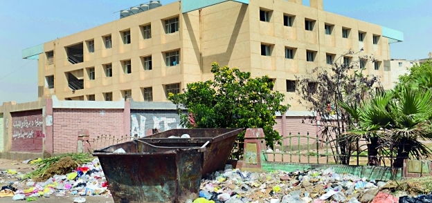 القمامة تحيط بسور المدرسة