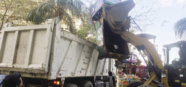 أجهزة محافظة الجيزة أثناء تنفيذ إحدى حملات إزالة الإشغالات «صورة أرشيفية»