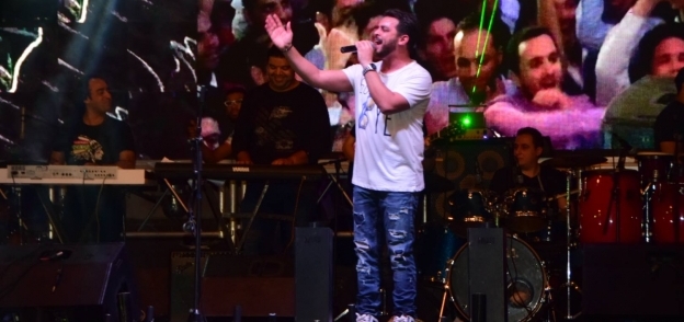 بالصور| محمد رشاد يشعل حفل جامعة الإسكندرية بأغاني عدوية