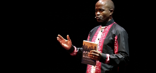 فيكتور كجومسوانا المذيع الأفريقي