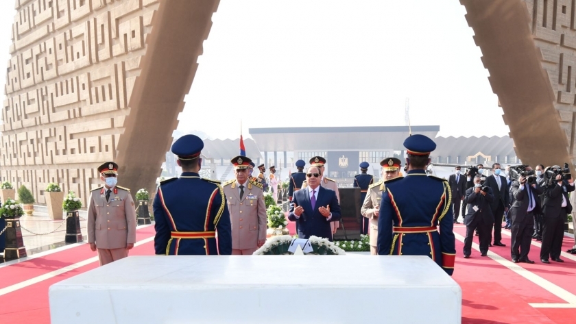 السيسي يضع أكاليل الزهور علي النصب التذكاري بمناسبة عيد تحرير سيناء