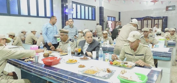 مدير امن كفر الشيخ يتناول الافطار مع المجندين