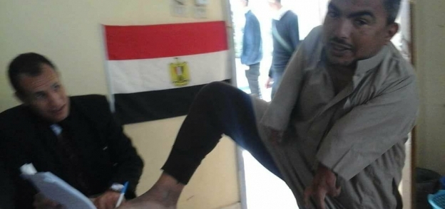 رغم إعاقة يديه.. "سالمان" يصوت بقدمه في بئر العبد: "نفسي أقابل السيسي"