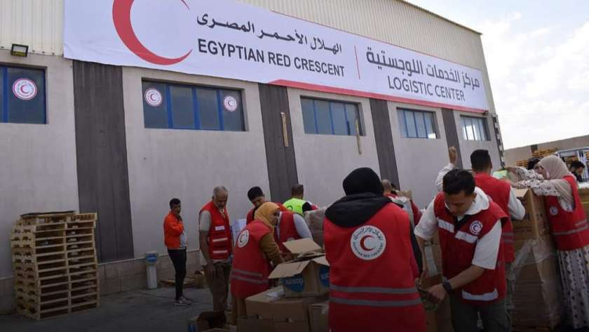 تجهيز مساعدات للأشقاء في فلسطين من الهلال الأحمر المصري