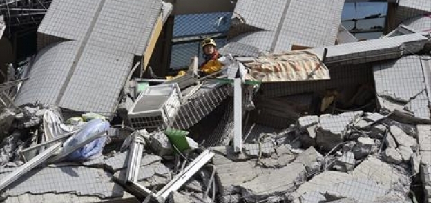 بالصور| 120 شخصا ما زالوا عالقين تحت الأنقاض في تايوان بسبب الزلزال