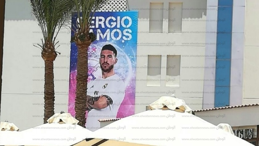 صور ولافتات بالحوائط لاستقبال راموس بمنتجع سياحي بالغردقة