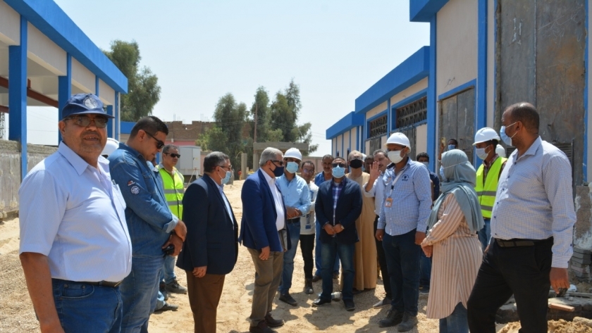 رئيس القابضة للمياه يتابع  مشروع محطة مياه حجازة بحري بمحافظة قنا